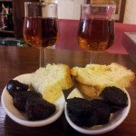 Tapa de morcilla con vino dulce
