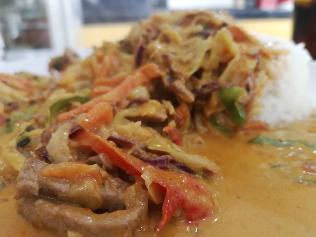 Arroz con ternera y curry rojo en Noodles&Go