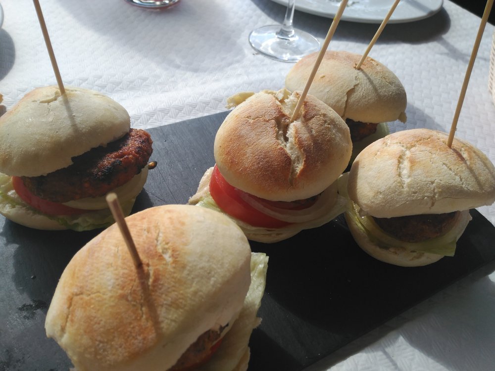 Mini hamburguesa del Mesón Los Pérez, comer con categoría en #Málaga | @dondecomerenMLG